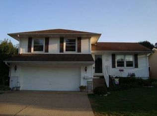 910 Truman Dr, Pekin, IL 61554