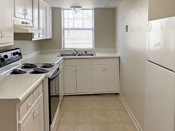 4th image of 2009 Cambridge Dr #3