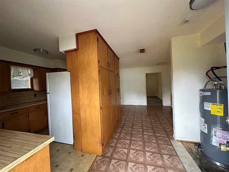 2570 Stadium Dr — Photo 11