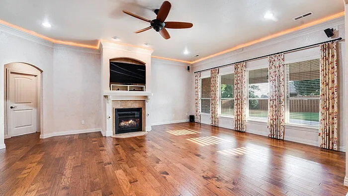 4 bed, 2.5 bath, 2477 sqft, $2,395 — Photo 4