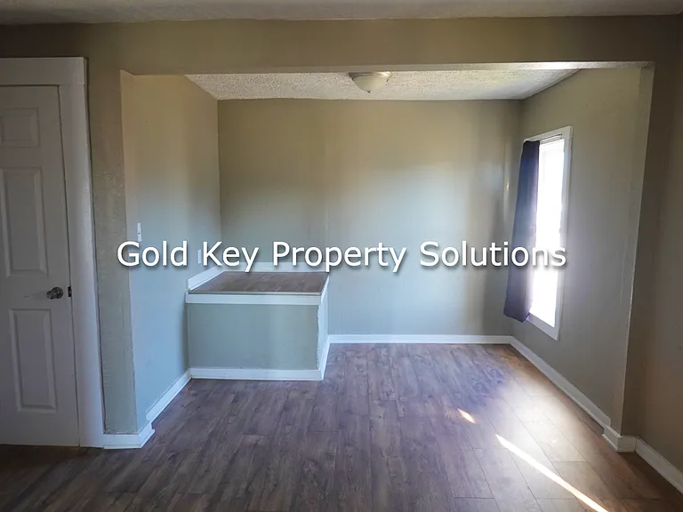 2233 E Lynn Street — Photo 19
