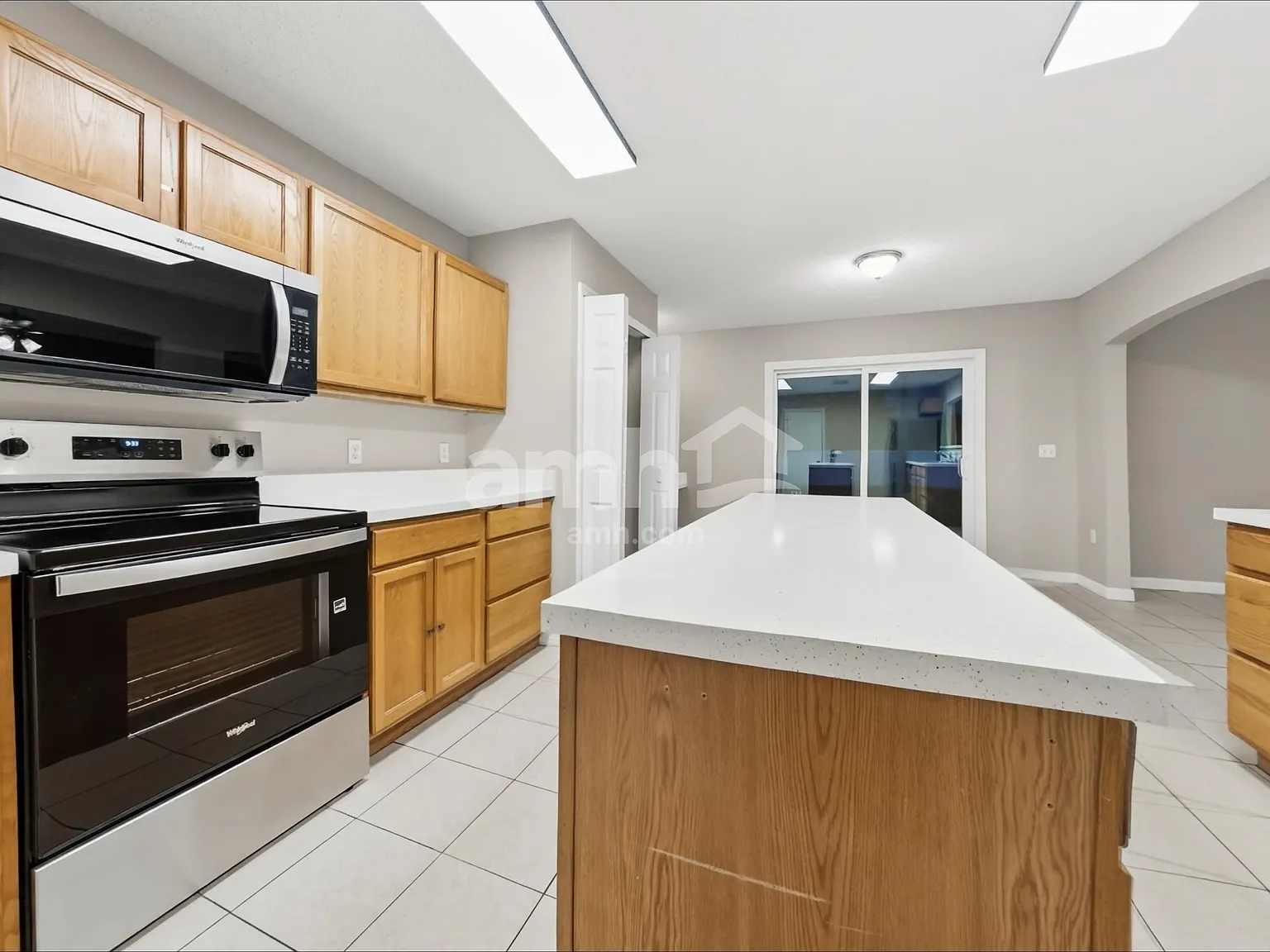 4 bed, 2.5 bath, 1927 sqft, $1,945 — Photo 3
