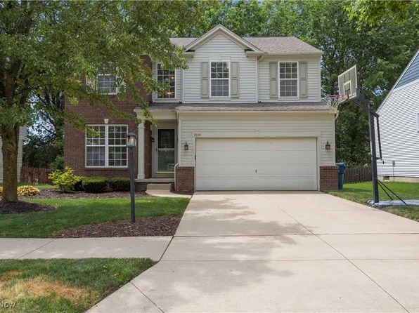 9034 Huxley Ln, Olmsted Falls, OH 44138