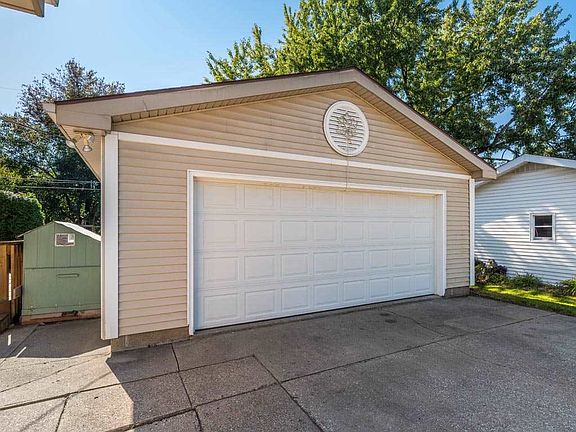 4th image of 19112 Sandy Dr