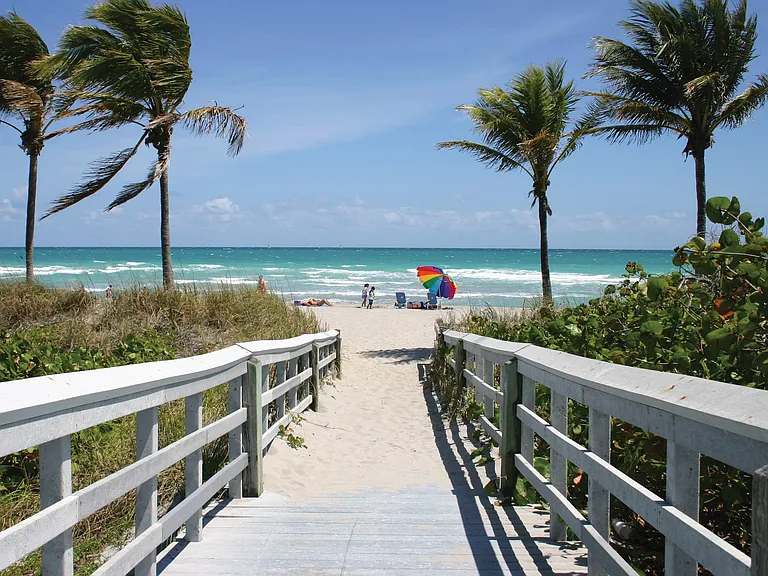Hollywood Beach (5 min drive)