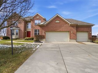 206 Cloverleaf Cir, Englewood, OH 45322