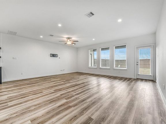 3rd image of 3028 Crown Gate Dr