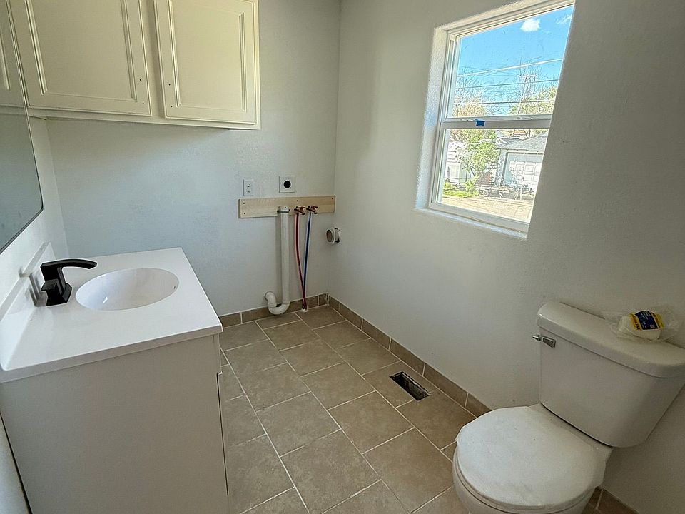 Washer/dryer hook-ups available