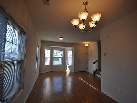 2nd image of 160 Villa Cir