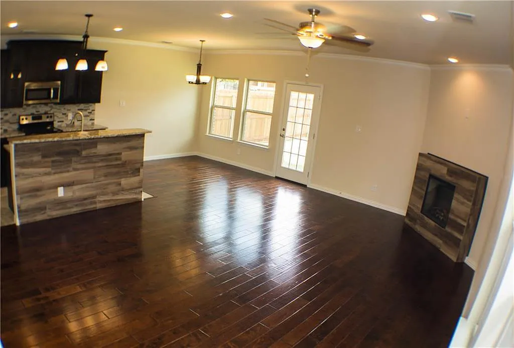 3 bed, 2.5 bath, 1845 sqft, $2,300 — Photo 4