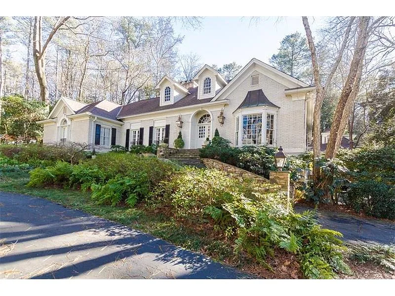 372 King Rd NW photo 1