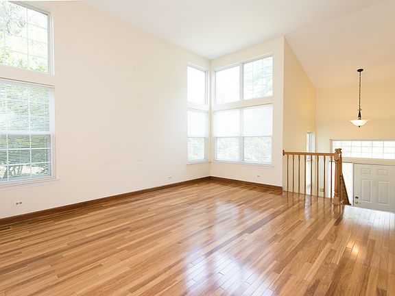 4th image of 10 Meadow Ct