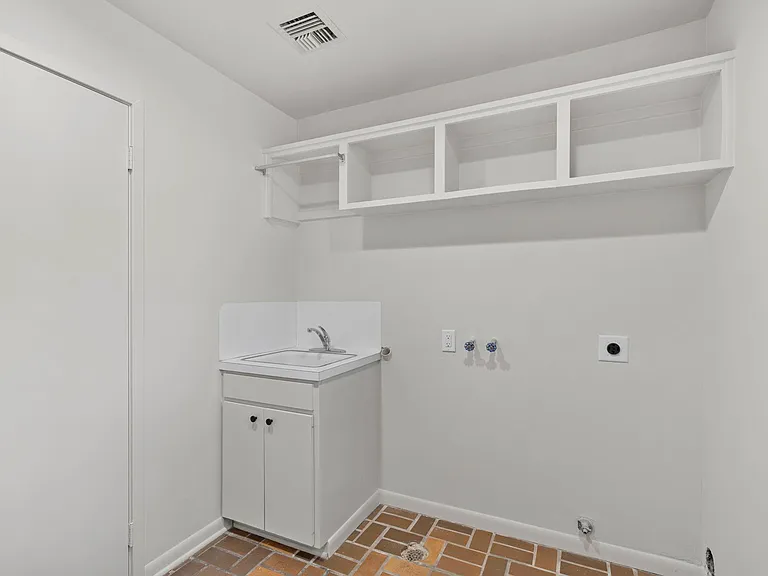 365 Piney Point Rd — Photo 24