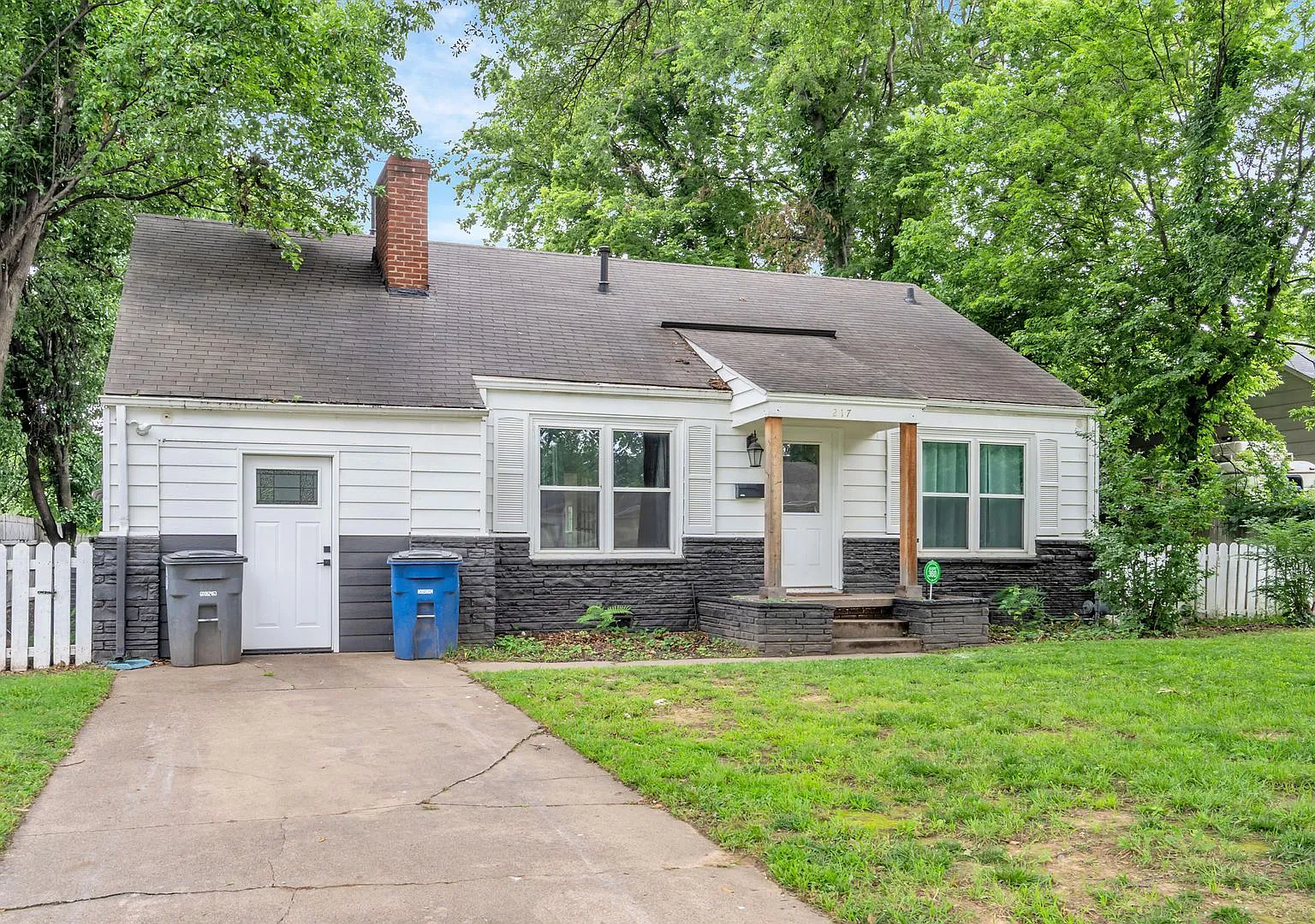 Prime Location! 3 bed/ 2 bath! Close to Riverside & Brookside — Photo 2