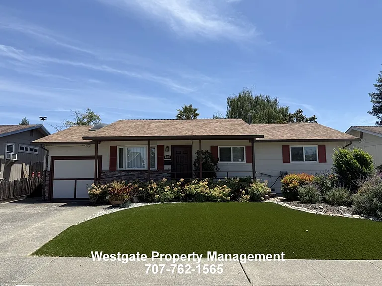1336 Marian Way — Photo 2