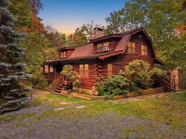 805 Blackbirch Ct, Hawley, PA 18428