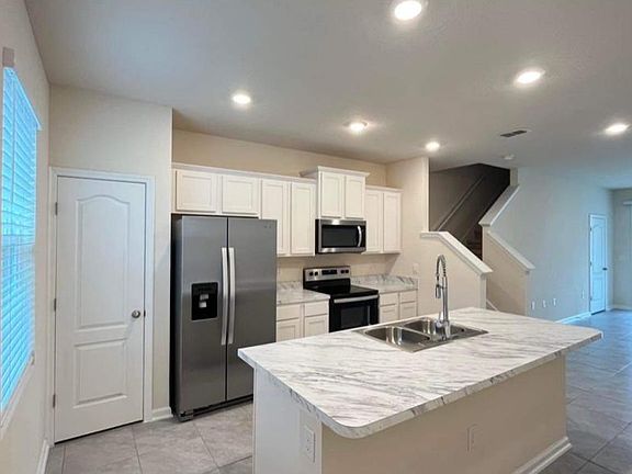 4th image of 947 Rotary St