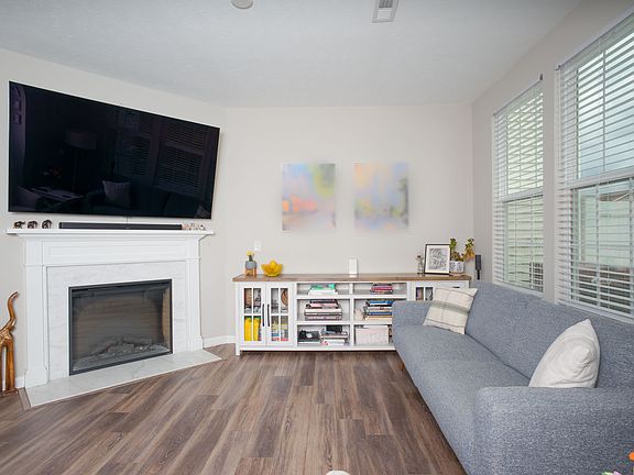 2nd image of 810 Three Dipper Ln #3