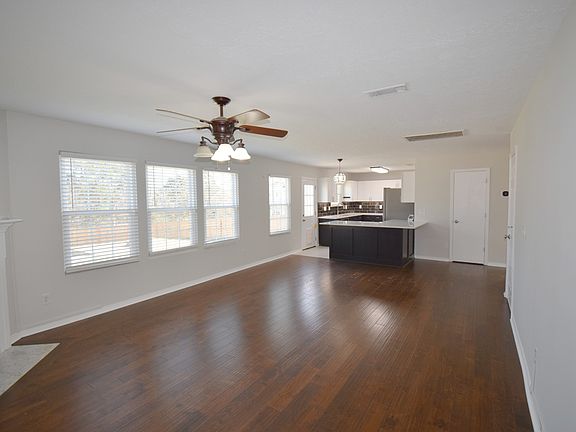 4th image of 1102 Seven Oaks Blvd
