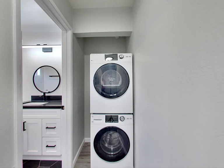 ROYALE APARTMENTS — Photo 5