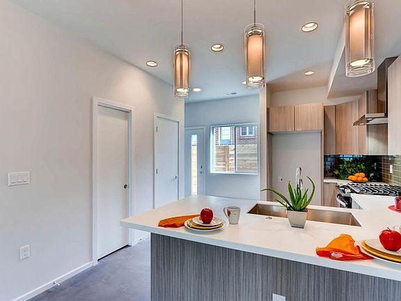 2nd image of 3180 E 33rd Avenue Gar #1