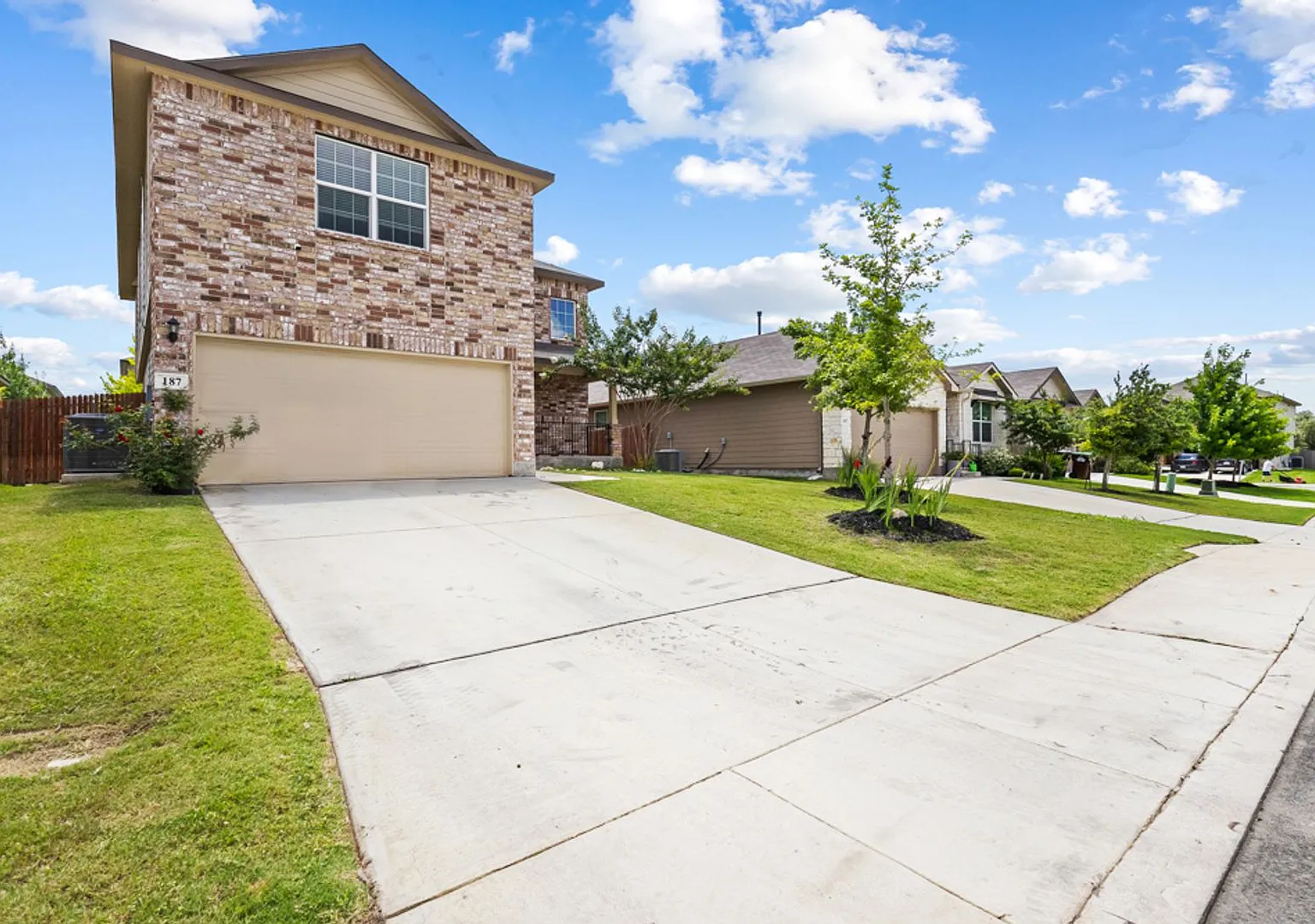 Charming Home Awaits: Spacious & Modern Living in a Prime Location — Photo 2