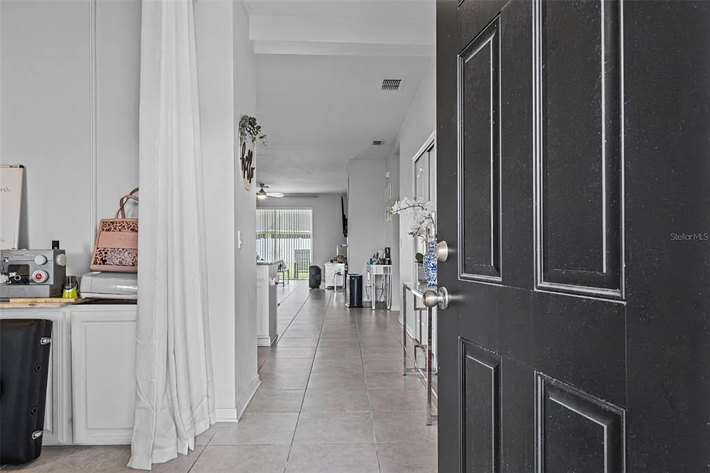 3 bed, 2.0 bath, 1677 sqft, $2,300 — Photo 3