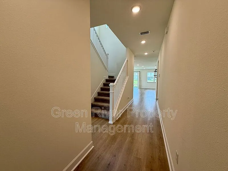 4 bed, 3.0 bath, 2389 sqft, $2,950 — Photo 4
