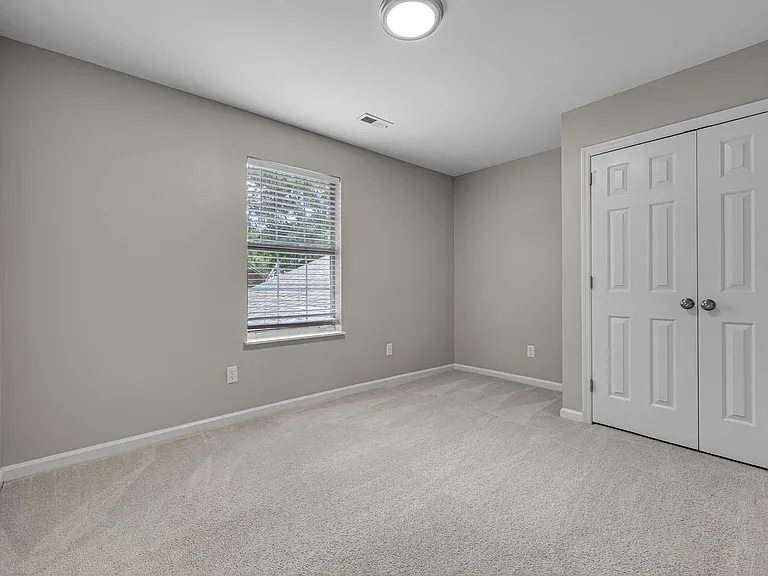 128 Clarendon Cir — Photo 36