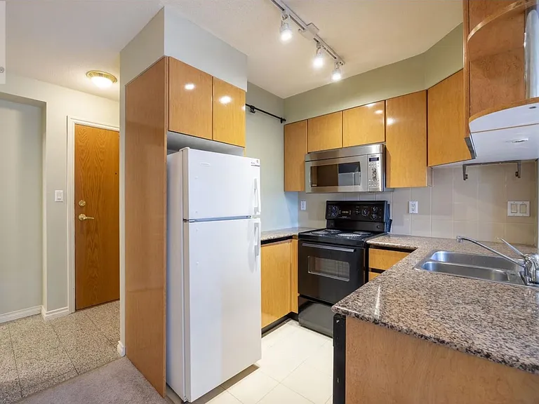1189 Howe St #7 — Photo 9