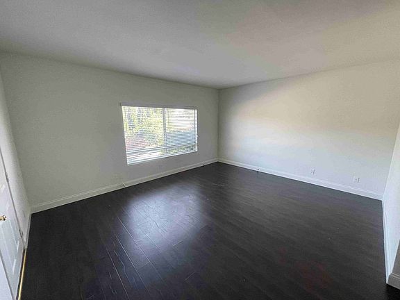 5th image of 11369-11371-1137 Pearl St #105