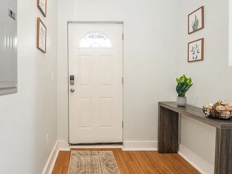 524-526 Kirby St E — Photo 14