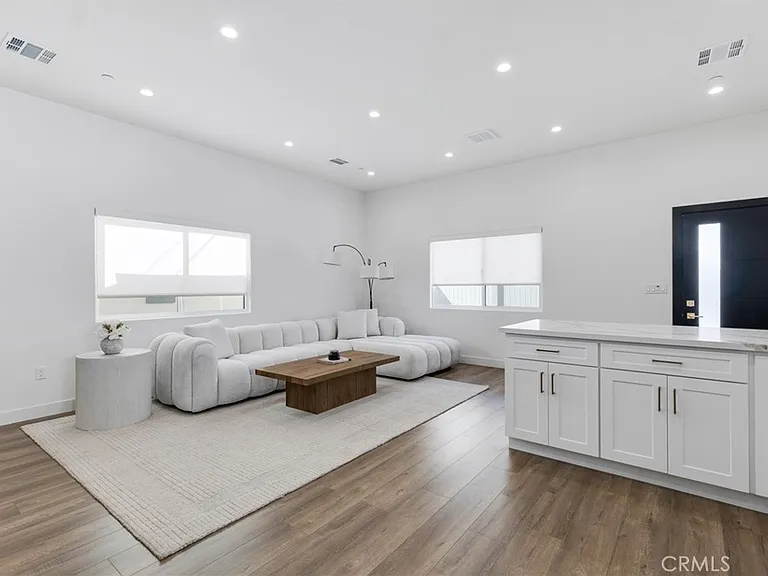 6208 Beeman Ave — Photo 12