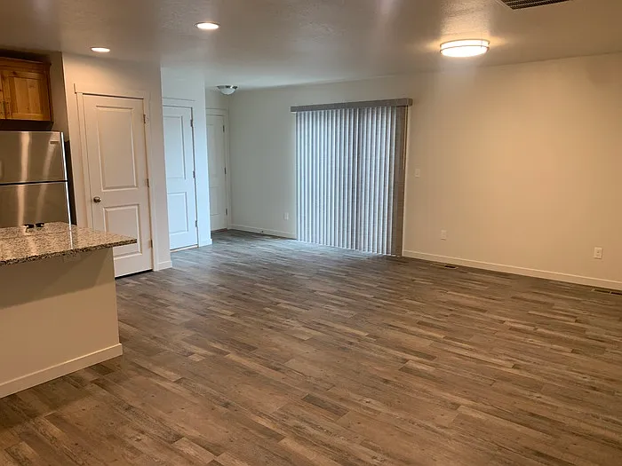 3 bed, 2.0 bath, 1308 sqft, $2,075 — Photo 4
