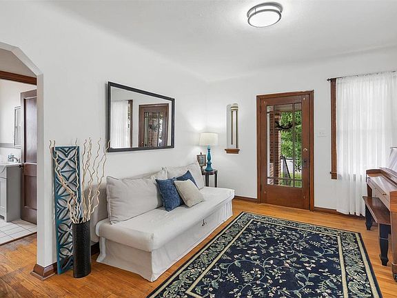 3rd image of 305 Waller Ave