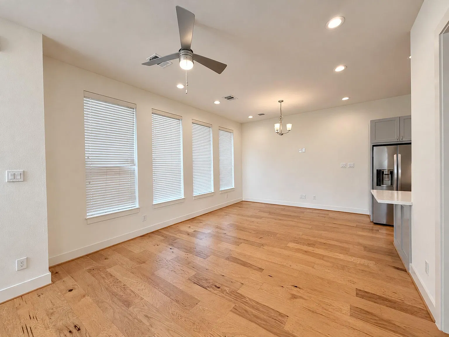 3 bed, 3.0 bath, 1861 sqft, $2,295 — Photo 2