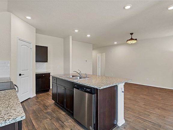 3rd image of 928 Armadillo Dr