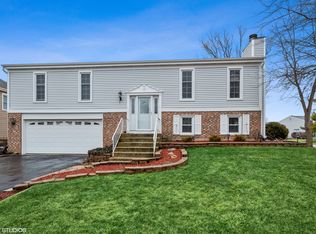 1205 Colony Ln, Roselle, IL 60172