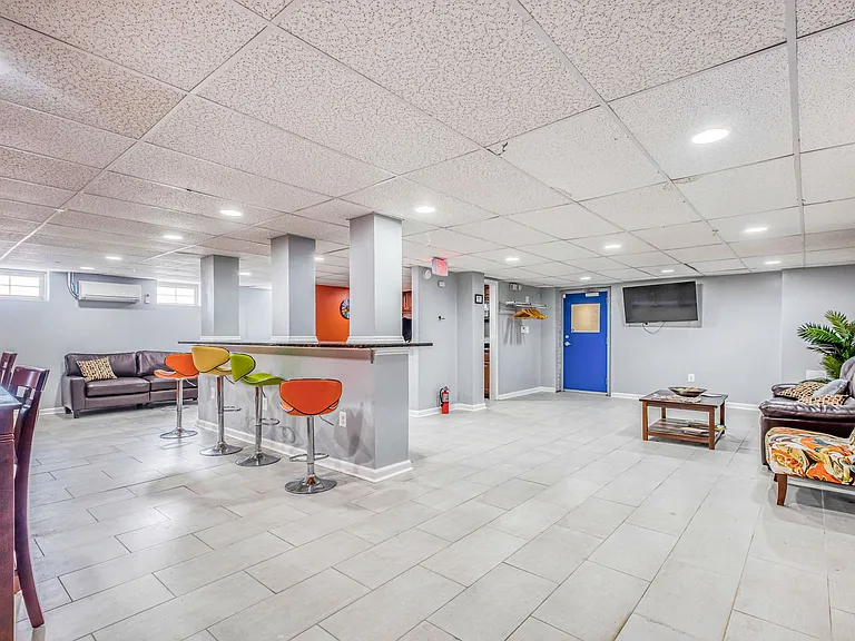 Huntwood Courts — Photo 12