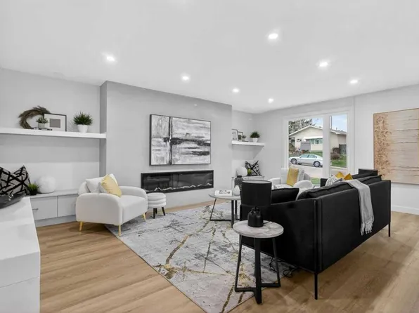 739 NE Sabrina Rd SW, Calgary, AB T2W 0P4