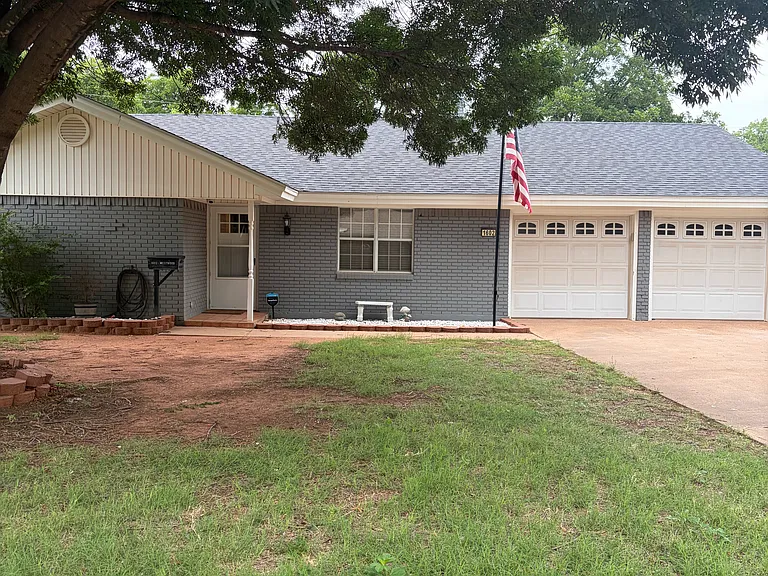 1602 Westwood Dr — Photo 1