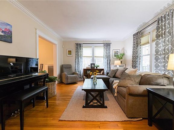 3rd image of 11 Woodbury St