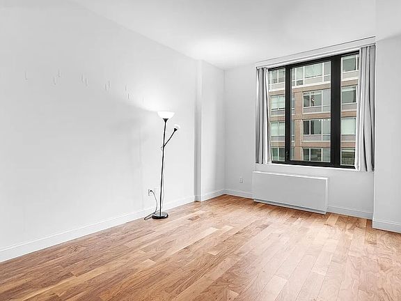 5th image of 4214 Crescent St APT 12C