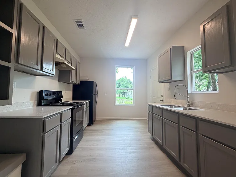 202 N 2nd St — Photo 11
