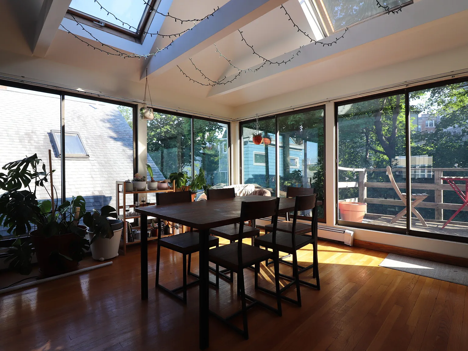 5 bed, 2.0 bath, 2400 sqft, $6,750 — Photo 4