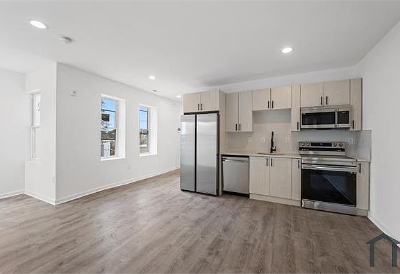 2nd image of 2553 W Harold St #1