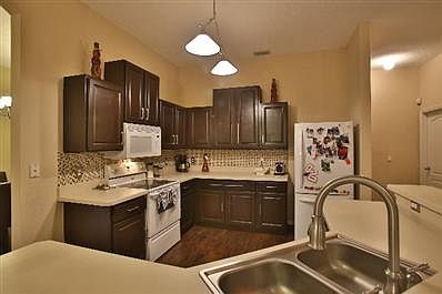 5th image of 22 Essington Ln
