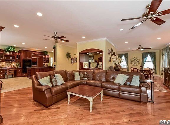 5th image of 985 White Eagle Dr