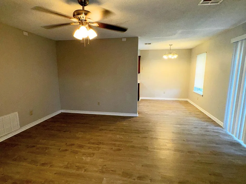 5904 SE 8th St. Midwest City, OK 73110 — Photo 4
