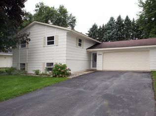 1166 Jackson St S, Shakopee, MN 55379